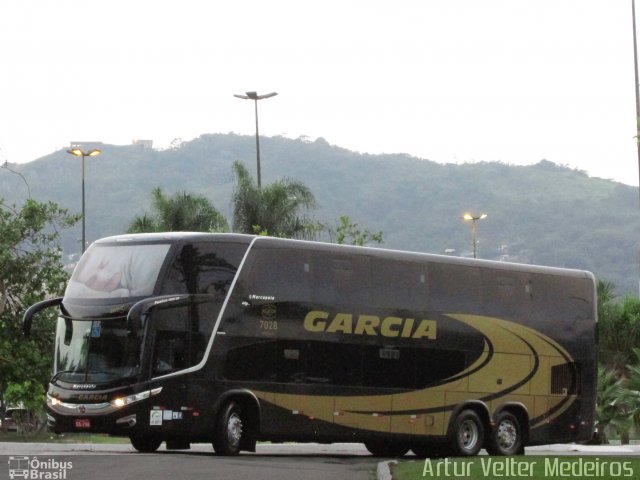 Viação Garcia 7028 na cidade de Florianópolis, Santa Catarina, Brasil, por Artur Velter Medeiros. ID da foto: 3057129.