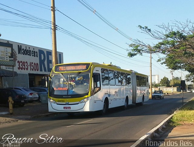 Viação Pioneira 225703 na cidade de Santa Maria, Distrito Federal, Brasil, por Ronan dos Reis. ID da foto: 3078311.