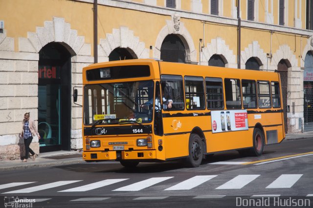 ATV - Azienda Trasporti Verona 1544 na cidade de Verona, Verona, Veneto, Itália, por Donald Hudson. Número da foto: #3088930.