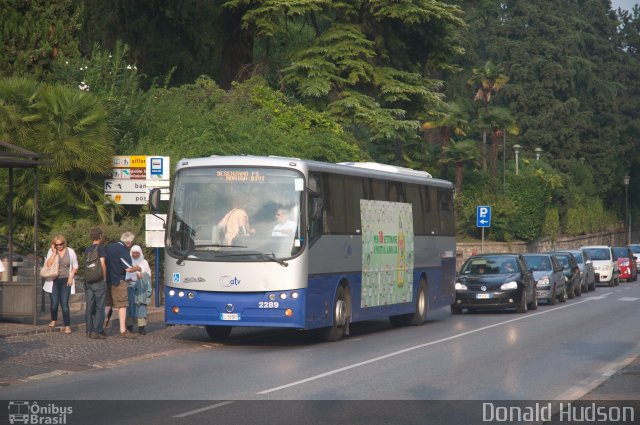 ATV - Azienda Trasporti Verona 2289 na cidade de Gardone Riviera, Brescia, Lombardy, Itália, por Donald Hudson. Número da foto: #3088997.