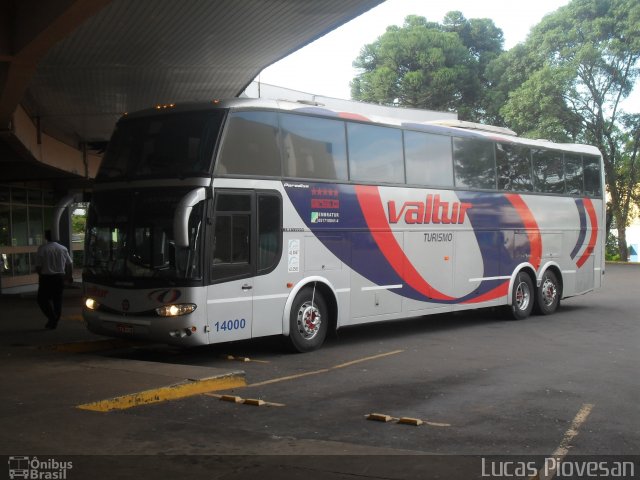 Valtur Turismo - Constantina Turismo Ltda(RS) 14000 na cidade de Francisco Beltrão, Paraná, Brasil, por Lucas Piovesan. Número da foto: #3038611.