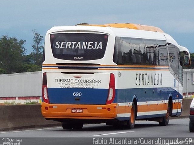 Viação Sertaneja 690 na cidade de Lorena, São Paulo, Brasil, por Fabio Alcantara. Número da foto: #3040902.
