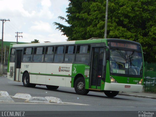 Viação Santa Brígida 1 1097 na cidade de São Paulo, São Paulo, Brasil, por Luis Nunez. Número da foto: #3043496.