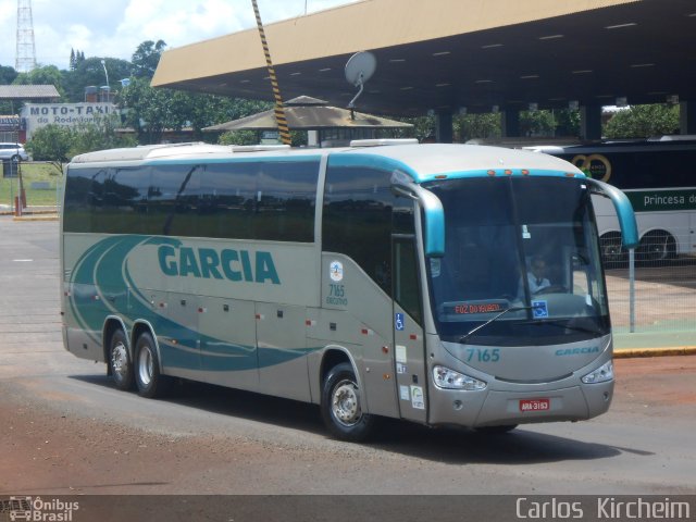 Viação Garcia 7165 na cidade de Foz do Iguaçu, Paraná, Brasil, por Carlos Kircheim. Número da foto: #3046449.