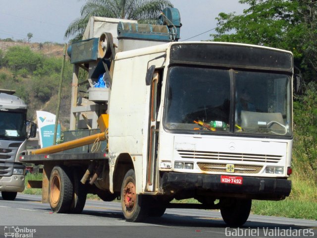 Ônibus Particulares  na cidade de Sabará, Minas Gerais, Brasil, por Gabriel Valladares. ID da foto: 3696984.