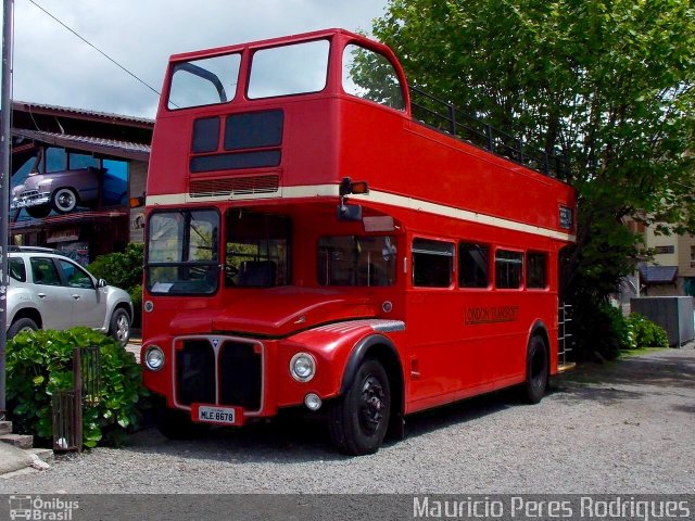 London Transport RM1571 na cidade de Gramado, Rio Grande do Sul, Brasil, por Mauricio Peres Rodrigues. Número da foto: #3708618.