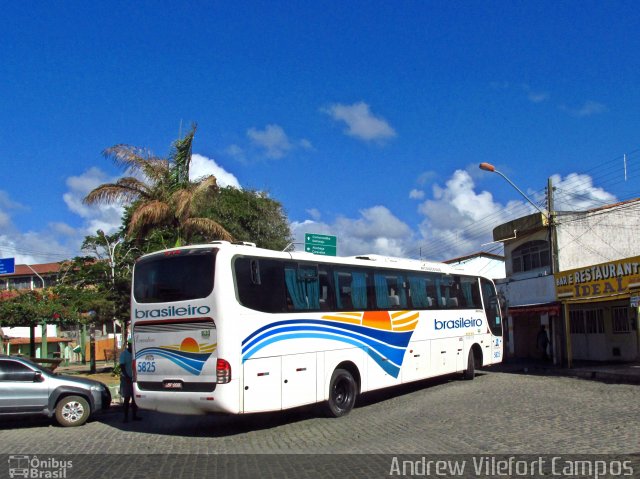 Expresso Brasileiro 5825 na cidade de Prado, Bahia, Brasil, por Andrew Campos. Número da foto: #3707689.
