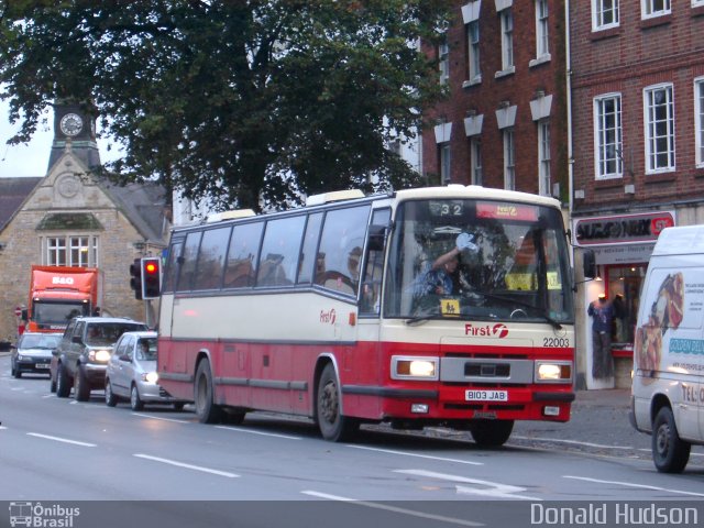 First Midland Red 22003 na cidade de Evesham, Worcestershire, Inglaterra, por Donald Hudson. ID da foto: 3709405.