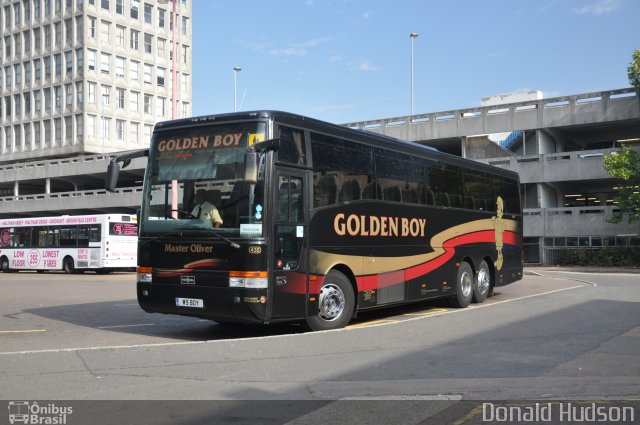 Golden Boy 435 na cidade de Harlow, Essex, Inglaterra, por Donald Hudson. ID da foto: 3709411.