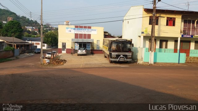 Ônibus Particulares  na cidade de Francisco Beltrão, Paraná, Brasil, por Lucas Piovesan. Número da foto: #3712235.