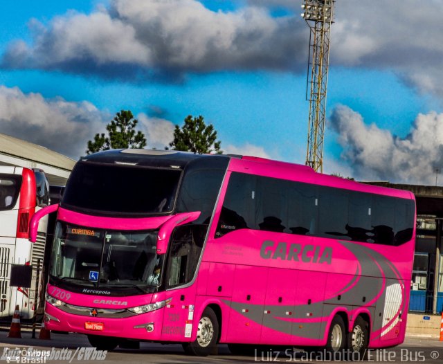 Viação Garcia 7209 na cidade de Curitiba, Paraná, Brasil, por Luiz Scarabotto . Número da foto: #3738447.