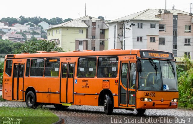 Expresso Azul JA300 na cidade de Curitiba, Paraná, Brasil, por Luiz Scarabotto . Número da foto: #3743404.