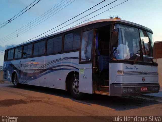 Souza Tur 1004 na cidade de Varginha, Minas Gerais, Brasil, por Luis Henrique Silva. Número da foto: #3780689.