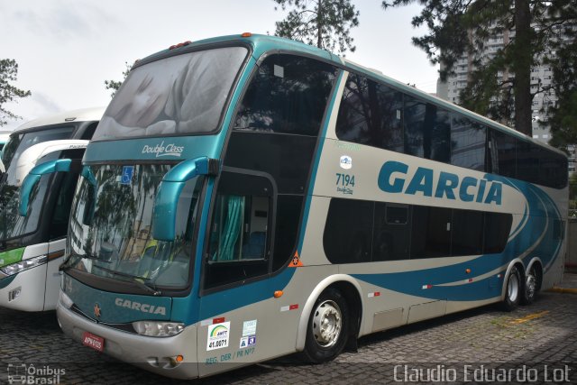 Viação Garcia 7194 na cidade de Curitiba, Paraná, Brasil, por Cláudio Eduardo Lot. ID da foto: 3782852.