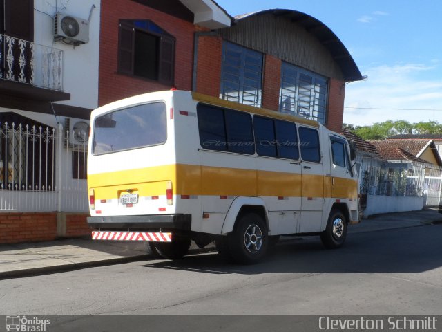 Ônibus Particulares 1868 na cidade de Santa Maria, Rio Grande do Sul, Brasil, por Cleverton Schmitt. Número da foto: #3787859.