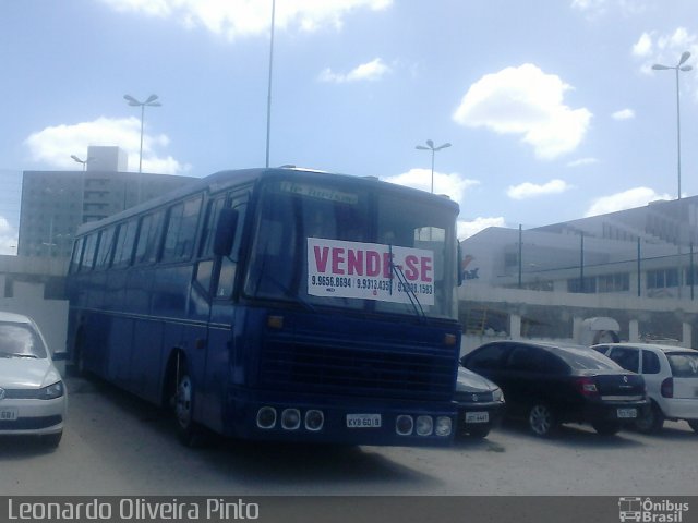 Ônibus Particulares  na cidade de Caruaru, Pernambuco, Brasil, por Leon Oliver. Número da foto: #3795025.
