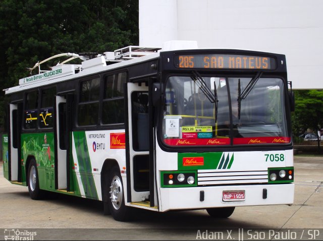 Metra - Sistema Metropolitano de Transporte 7058 na cidade de São Paulo, São Paulo, Brasil, por Adam Xavier Rodrigues Lima. Número da foto: #3797919.