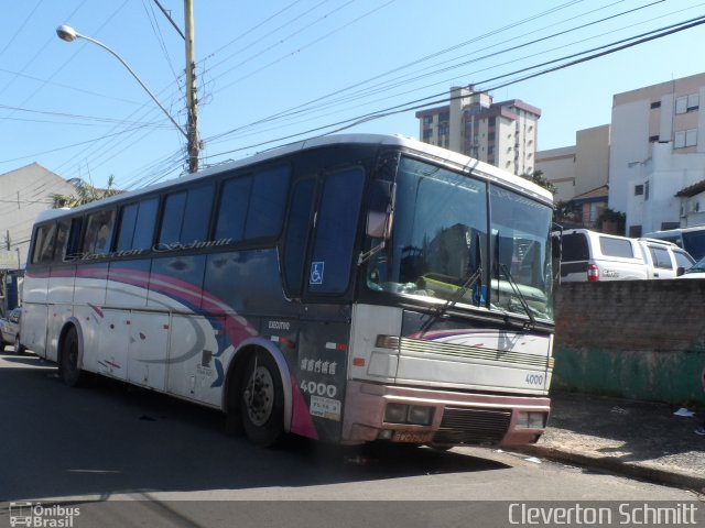 Ônibus Particulares 4000 na cidade de Santa Maria, Rio Grande do Sul, Brasil, por Cleverton Schmitt. Número da foto: #3804910.