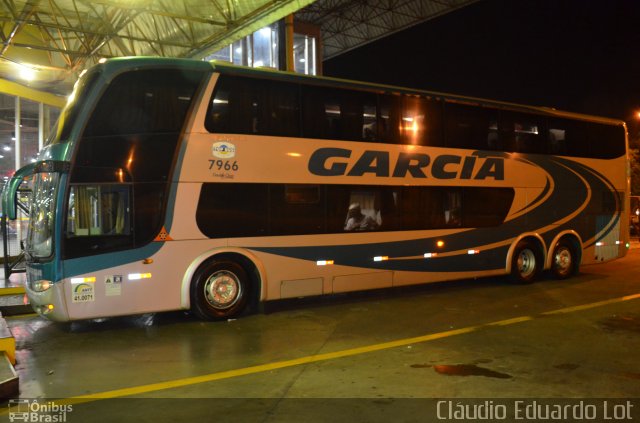 Viação Garcia 7966 na cidade de Maringá, Paraná, Brasil, por Cláudio Eduardo Lot. Número da foto: #3748798.