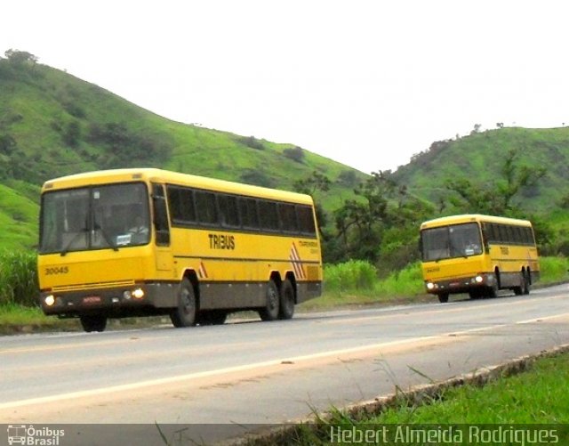 Viação Itapemirim 30045 na cidade de Leopoldina, Minas Gerais, Brasil, por Hebert Almeida Rodrigues . Número da foto: #3847771.