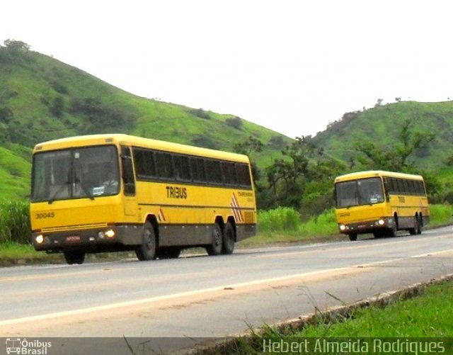 Viação Itapemirim 30045 na cidade de Leopoldina, Minas Gerais, Brasil, por Hebert Almeida Rodrigues . ID da foto: 3847771.