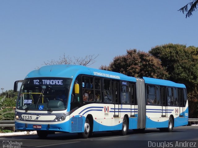 Metrobus 1135 na cidade de Trindade, Goiás, Brasil, por Douglas Andrez. Número da foto: #3854152.