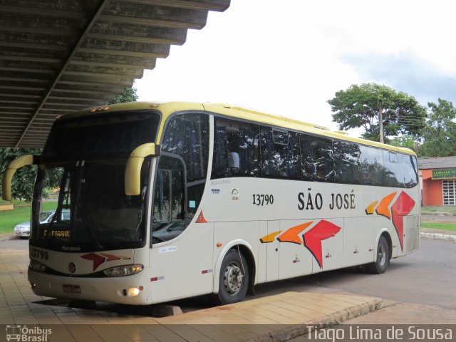 Expresso São José do Tocantins 13790 na cidade de Alto Paraíso de Goiás, Goiás, Brasil, por Tiago Lima de Sousa. Número da foto: #3860167.