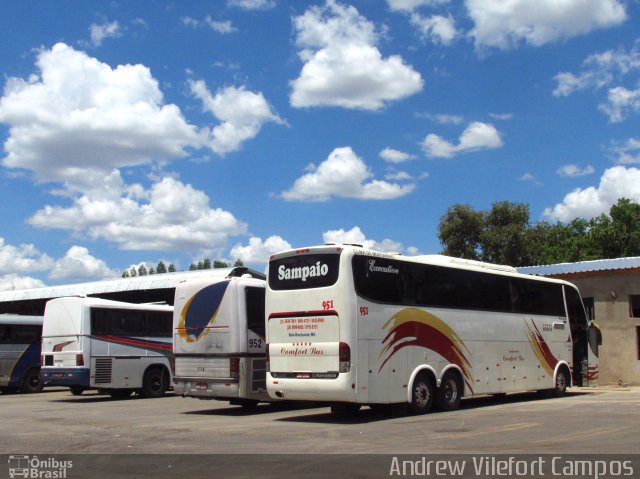 Ônibus Particulares 951 na cidade de Pirapora, Minas Gerais, Brasil, por Andrew Campos. Número da foto: #3862551.