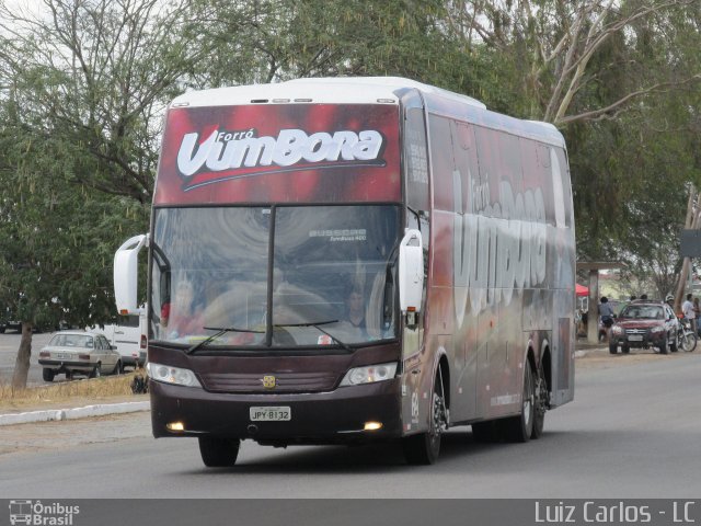 Ônibus Particulares 8132 na cidade de Caruaru, Pernambuco, Brasil, por Luiz Carlos de Santana. ID da foto: 3867291.