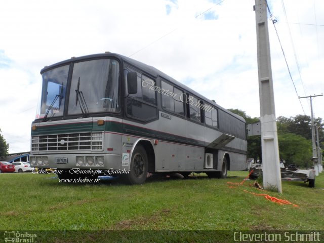 Ônibus Particulares 7925 na cidade de Santa Maria, Rio Grande do Sul, Brasil, por Cleverton Schmitt. Número da foto: #3880091.
