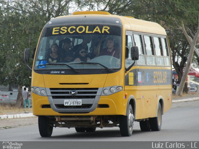 Escolares 5782 na cidade de Caruaru, Pernambuco, Brasil, por Luiz Carlos de Santana. Número da foto: #3882116.