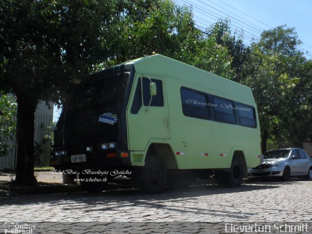 Ônibus Particulares 7921 na cidade de Santa Cruz do Sul, Rio Grande do Sul, Brasil, por Cleverton Schmitt. Número da foto: #3828466.