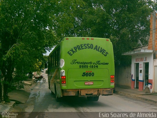 Expresso Alves Transporte e Turismo 5600 na cidade de São Francisco, Minas Gerais, Brasil, por Esio Soares de Almeida. ID da foto: 3154308.