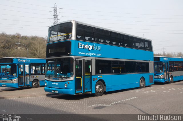 Ensignbus Company 194 na cidade de West Thurrock, Essex, Inglaterra, por Donald Hudson. ID da foto: 3170062.