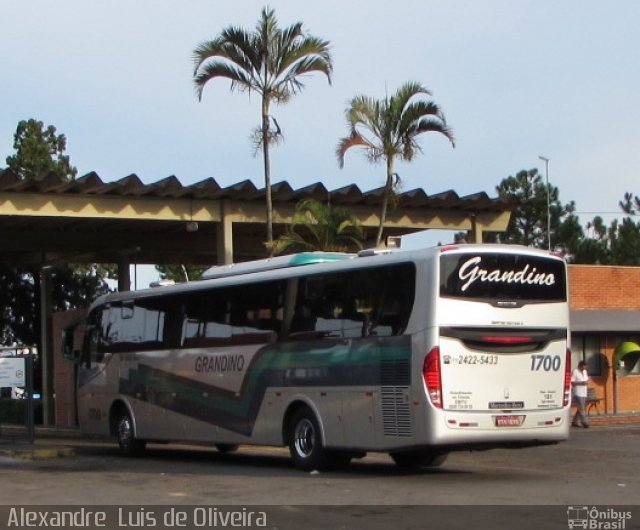 Grandino Transportes 1700 na cidade de Botucatu, São Paulo, Brasil, por Alexandre  Luis de Oliveira. Número da foto: #3177514.