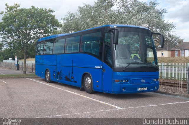 X-Line Travel 2 na cidade de Exmouth, Devon, Inglaterra, por Donald Hudson. ID da foto: 3202019.