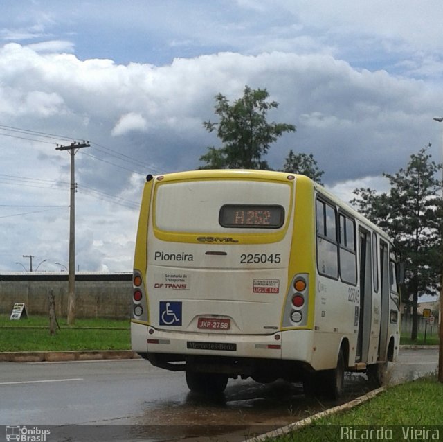 Viação Pioneira 225045 na cidade de Santa Maria, Distrito Federal, Brasil, por Ricardo Vieira. Número da foto: #3241619.