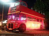 London Transport RM1571 na cidade de Gramado, Rio Grande do Sul, Brasil, por Raphael Wollmann. ID da foto: :id.