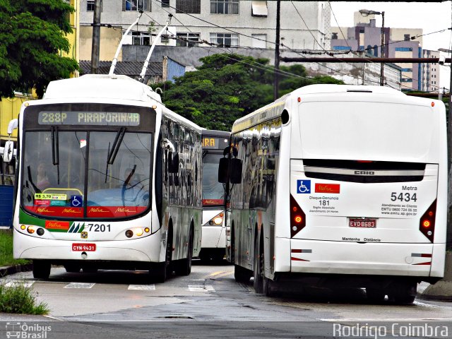 Metra - Sistema Metropolitano de Transporte 7201 na cidade de São Bernardo do Campo, São Paulo, Brasil, por Rodrigo Coimbra. ID da foto: 3256884.