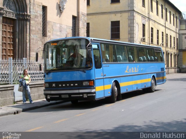 Autolinee F.lli Lazzi 649631 na cidade de Lucca, Lucca, Tuscany, Itália, por Donald Hudson. ID da foto: 3350255.