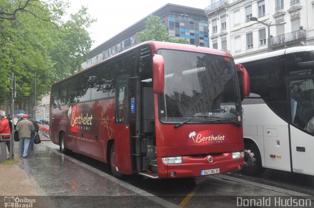 Berthelet Tourisme 1007 na cidade de Lyon, Lyon, Auvergne-Rhône-Alpes, França, por Donald Hudson. ID da foto: 3355359.