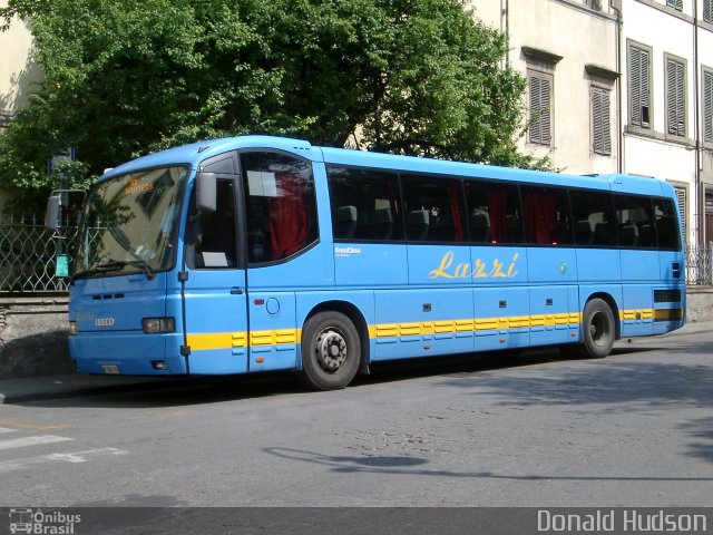 Autolinee F.lli Lazzi 325 na cidade de Lucca, Lucca, Tuscany, Itália, por Donald Hudson. ID da foto: 3354317.