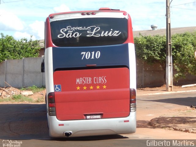 Expresso São Luiz 7010 na cidade de Rondonópolis, Mato Grosso, Brasil, por Gilberto Martins. ID da foto: 3430196.