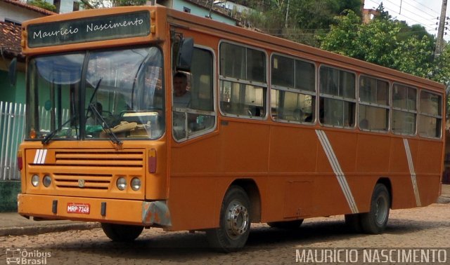 Ônibus Particulares 7348 na cidade de Sabinópolis, Minas Gerais, Brasil, por Maurício Nascimento. Número da foto: #3430741.