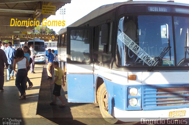 Tropicália Turismo 7084 na cidade de Goiânia, Goiás, Brasil, por Carlos Júnior. Número da foto: #3429941.