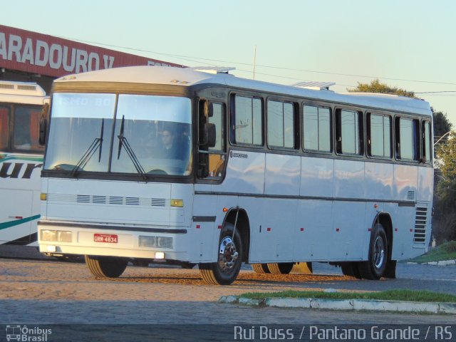 Ônibus Particulares 4834 na cidade de Pantano Grande, Rio Grande do Sul, Brasil, por Rui Hirsch. ID da foto: 3463925.