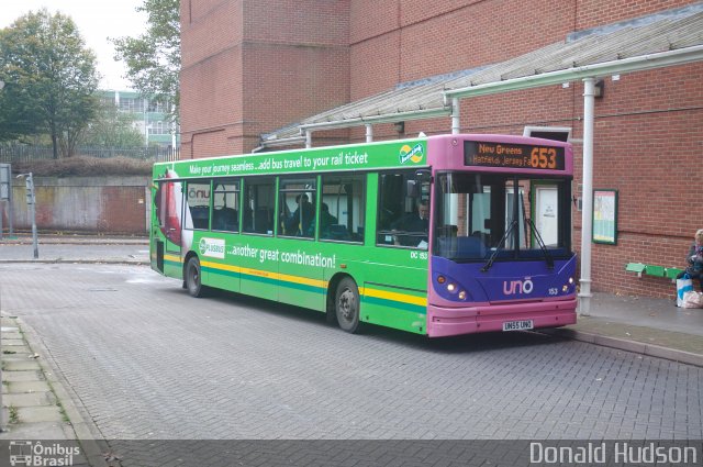 Uno - University Bus 153 na cidade de Welwyn Garden City, Hertfordshire, Inglaterra, por Donald Hudson. ID da foto: 3406880.