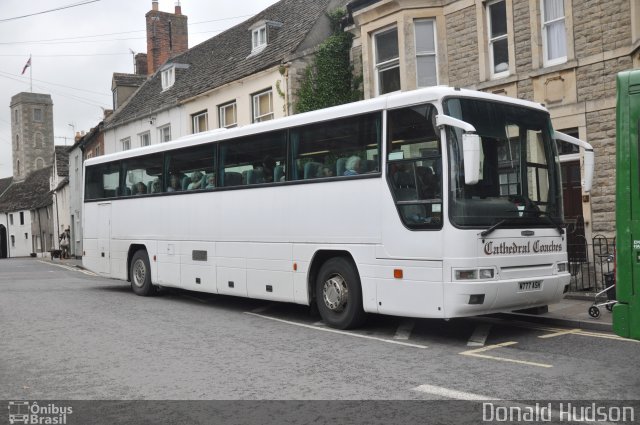 Cathedral Coaches 777 na cidade de Malmesbury, Wiltshire, Inglaterra, por Donald Hudson. Número da foto: #3415518.