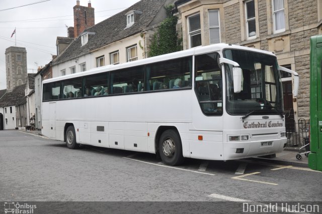 Cathedral Coaches 777 na cidade de Malmesbury, Wiltshire, Inglaterra, por Donald Hudson. ID da foto: 3415518.