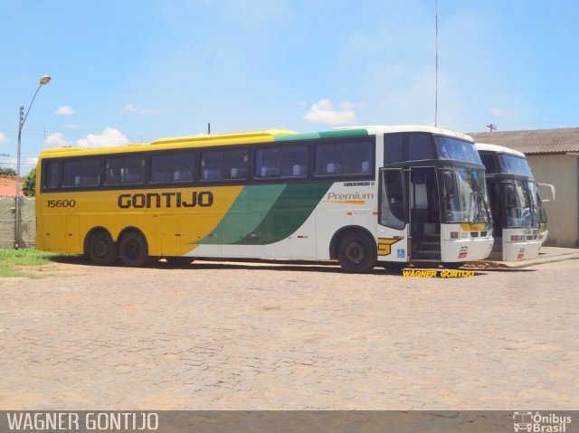 Empresa Gontijo de Transportes 15600 na cidade de Várzea da Palma, Minas Gerais, Brasil, por Wagner Gontijo Várzea da Palma-mg. Número da foto: #3497942.